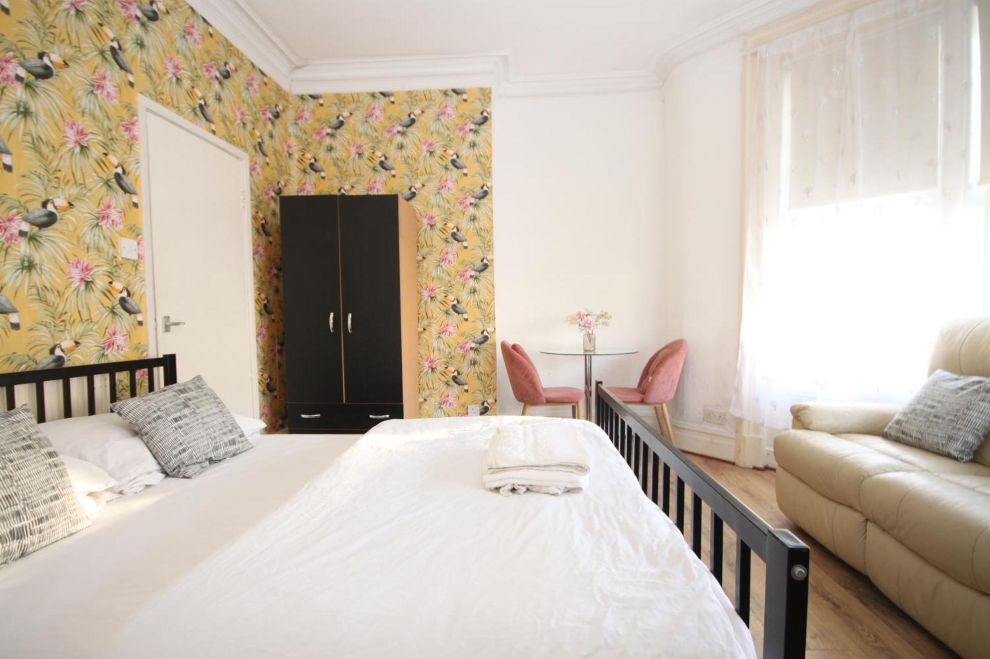 Barton Seaview, Self Catering Studio Apartments, Promenade & Central Beach Location, Families, Couples Or 23 Years Plus Only, Free Parking Blackpool Exterior foto